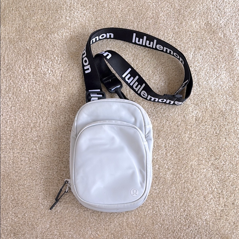 Lululemon The Rest is Written 2L Crossbody Bag Vapor Grey